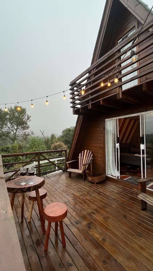 Área externa da cabana com deck e vista natural